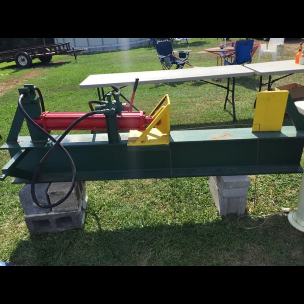 Log splitter that’s hooks up to a tractor